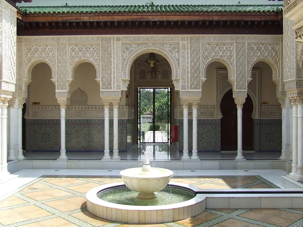 حیاط مرکزی و آبنما در معماری اسلامی
